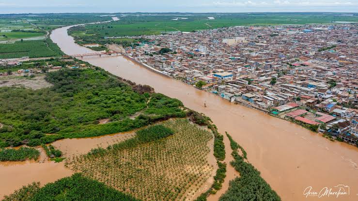Lluvias golpean Tumbes y el río triplica su caudal en pocas horas